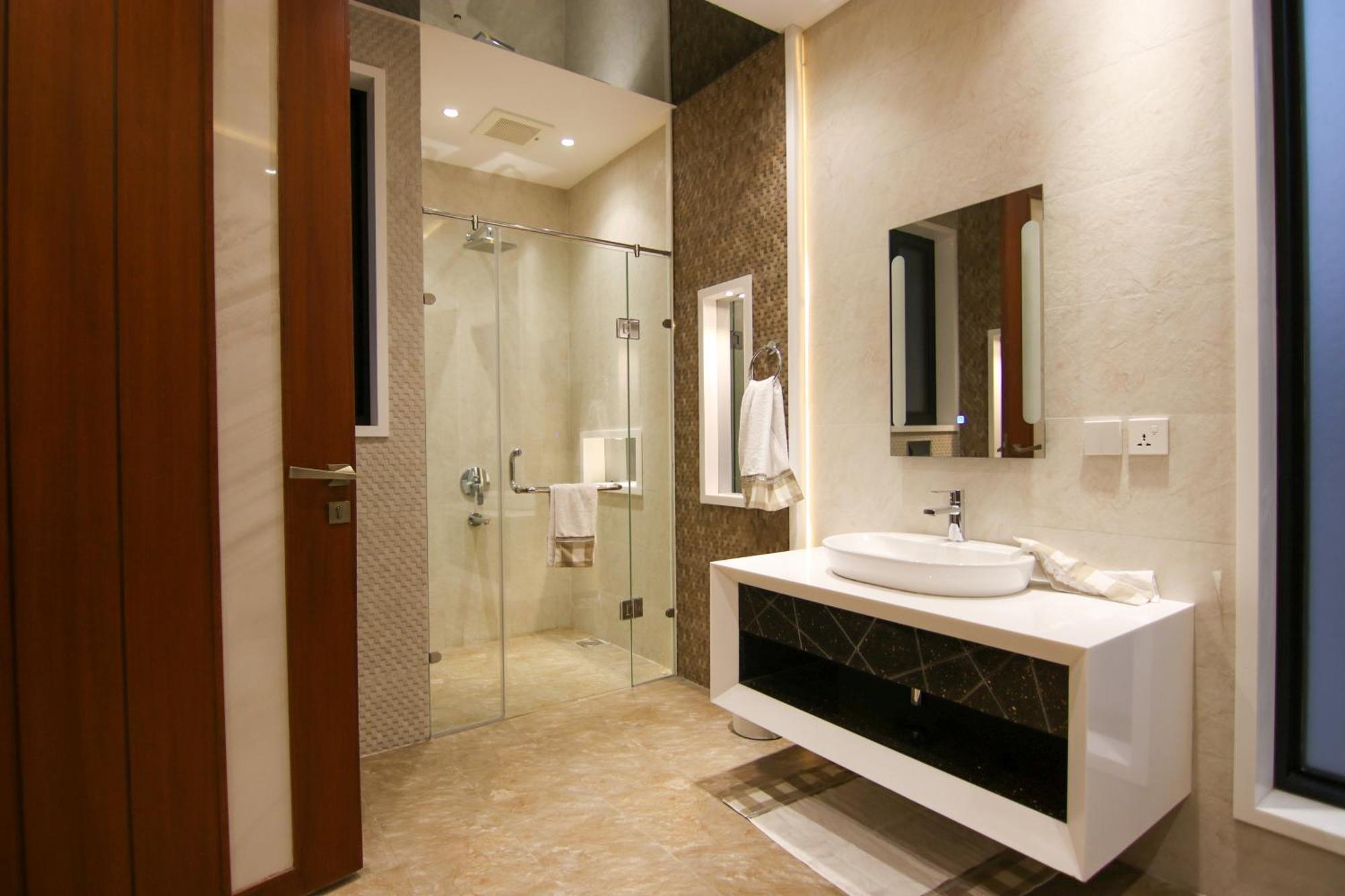 Grand Near Airport 4*