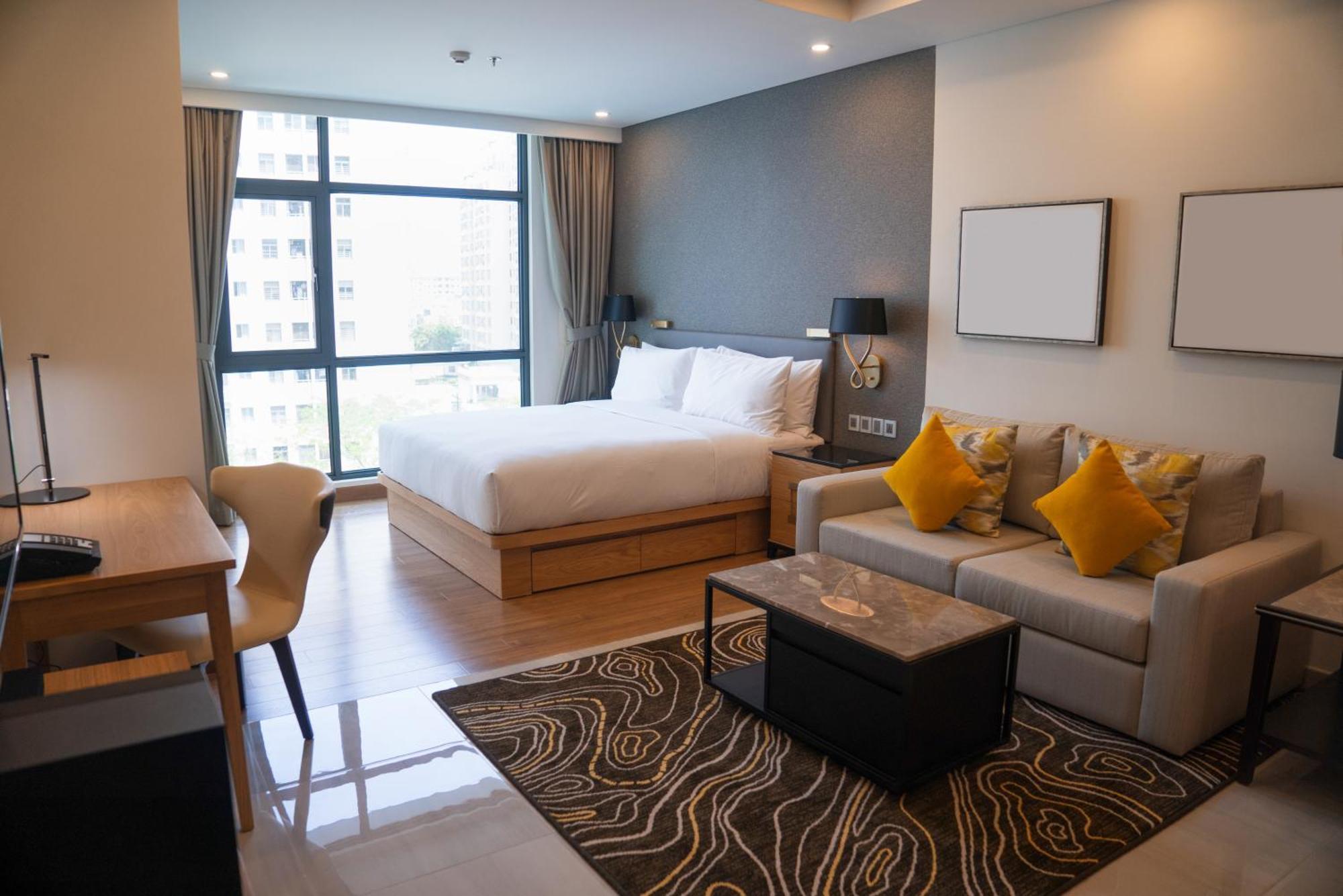 Grand Near Airport 4*