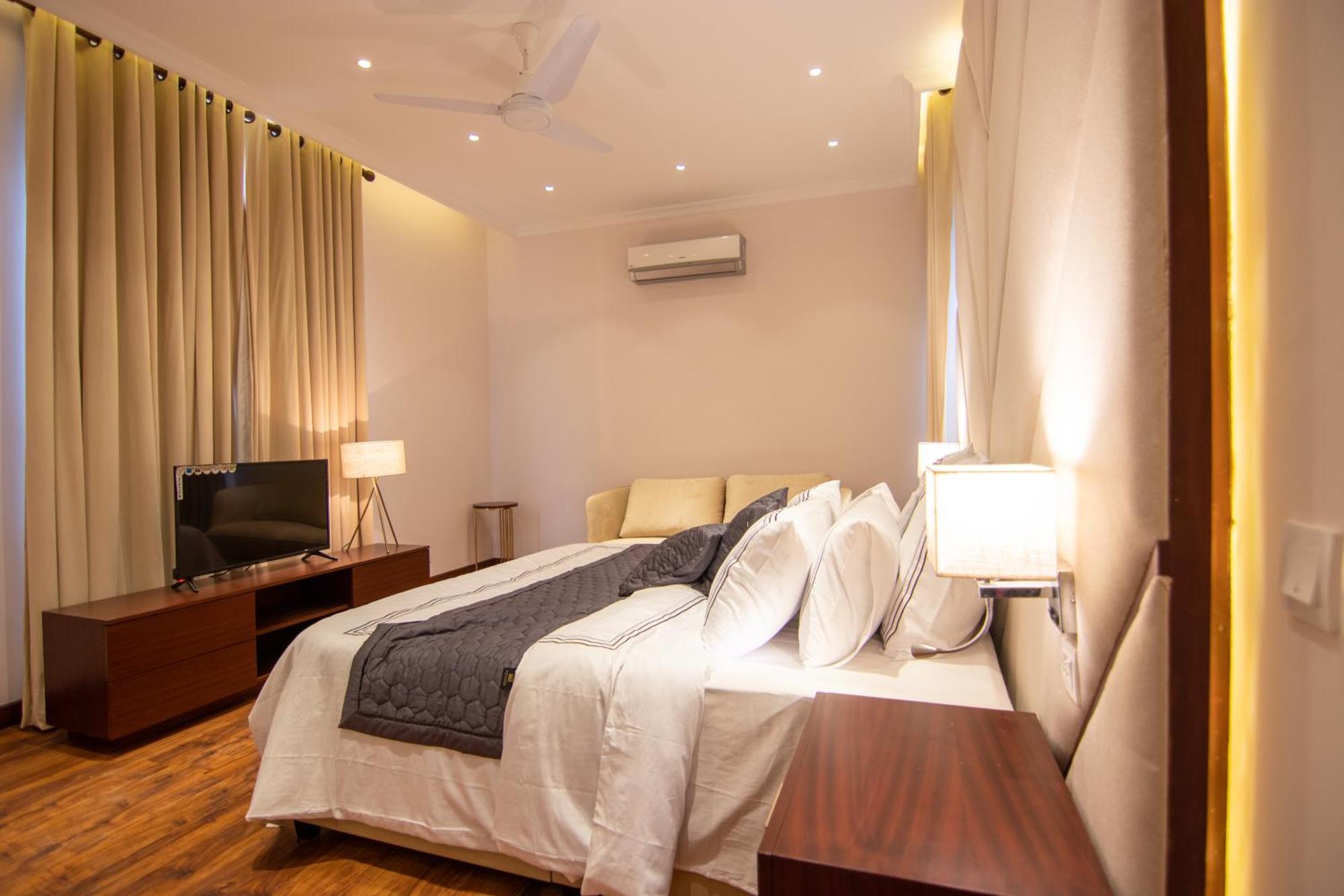 Grand Near Airport 4*